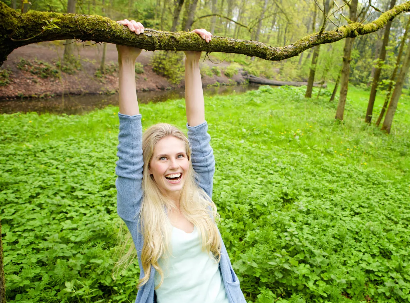 Kobieta wspina się na drzewo