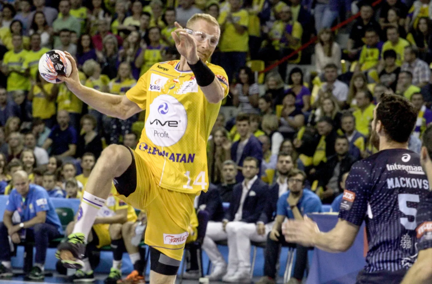 Karol Bielecki (L) z miejsowego VIVE Tauronu i Borut Mackovsek (P) z Montpellier HG w meczu Ligi Mistrzów piłkarzy ręcznych