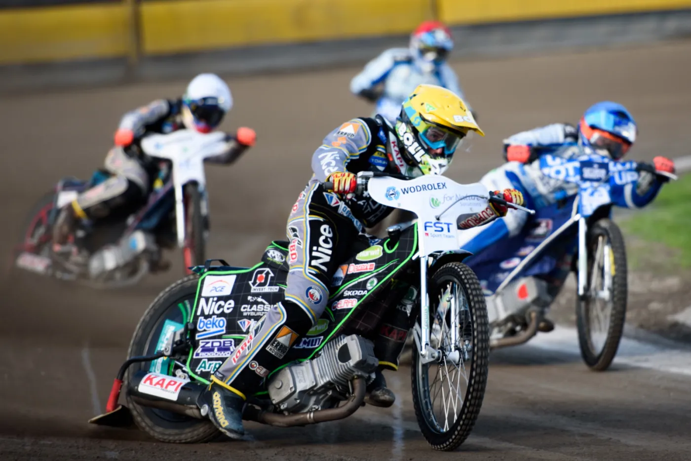 W jednym z biegów jadą: Ernest Koza (kask niebieski) i Arkadiusz Madek (czerwony) z miejscowej Unii oraz Oskar Fajfer (biały) i Paweł Przedpełski (żółty) z KS Toruń w rewanżowym meczu play off o 3 miejsce w ekstralidze żużla, rozegranym w Tarnowie