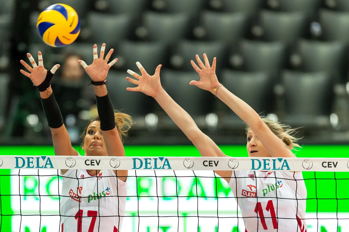 Katarzyna Skowrońska-Dolata (L) i Sylwia Pycia (P) podczas meczu rundy play off mistrzostw Europy siatkarek z Białorusią