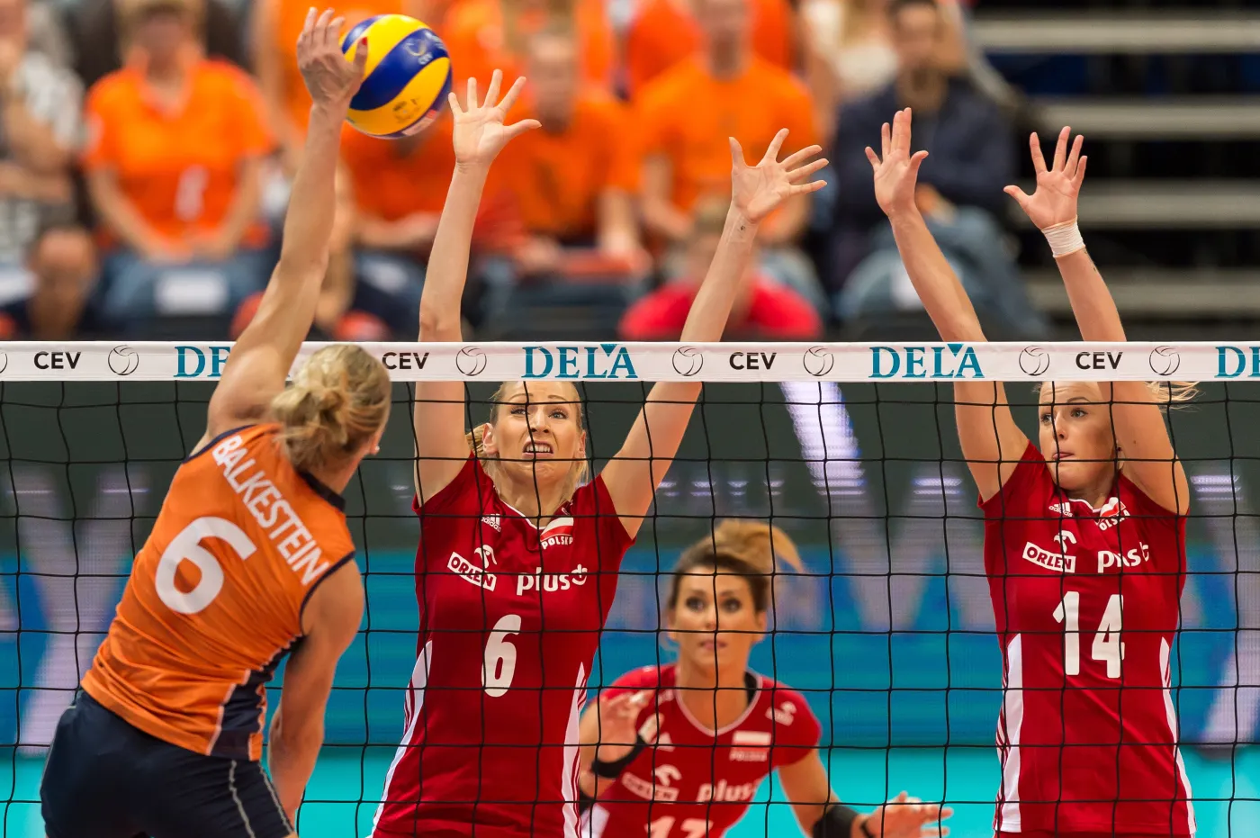 Agnieszka Bednarek-Kasza (C) i Joanna Wołosz (P) blokują po ataku Holenderki Maret Balkenstein (L) podczas ćwierćfinałowego meczu mistrzostw Europy siatkarek w Rotterdamie