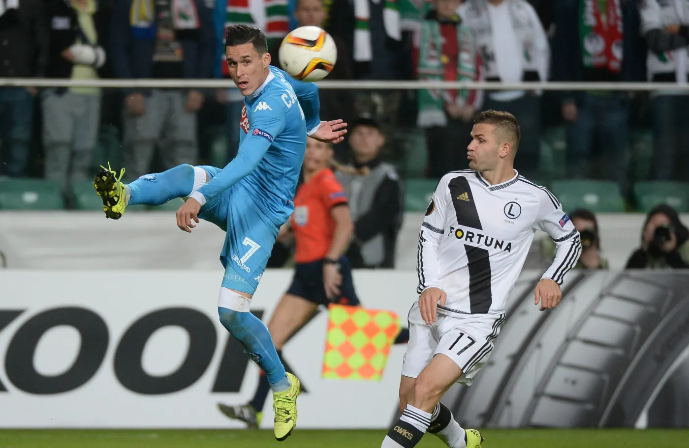 Piłkarz Legii Warszawa Tomasz Brzyski (P) i Jose Callejon (L) z SSC Napoli 