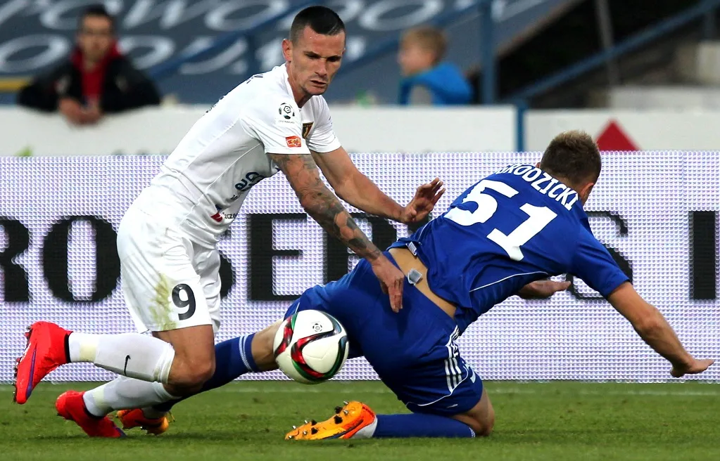 Zawodnik Ruchu Chorzów Rafał Grodzicki (P) walczy o piłkę z Adamem Frączczakiem (L) z Pogoni Szczecin podczas meczu polskiej Ekstraklasy