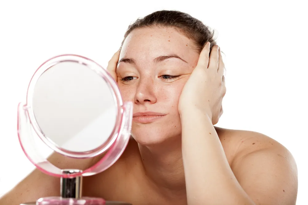 Kobieta przeglądająca się w lustrze