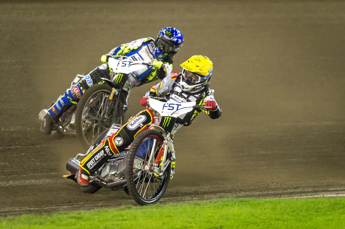 Brytyjczyk Tai Woffinden (kask niebieski) i Polak Piotr Pawlicki (żółty) w jednym z biegów podczas żużlowego Grand Prix w Toruniu