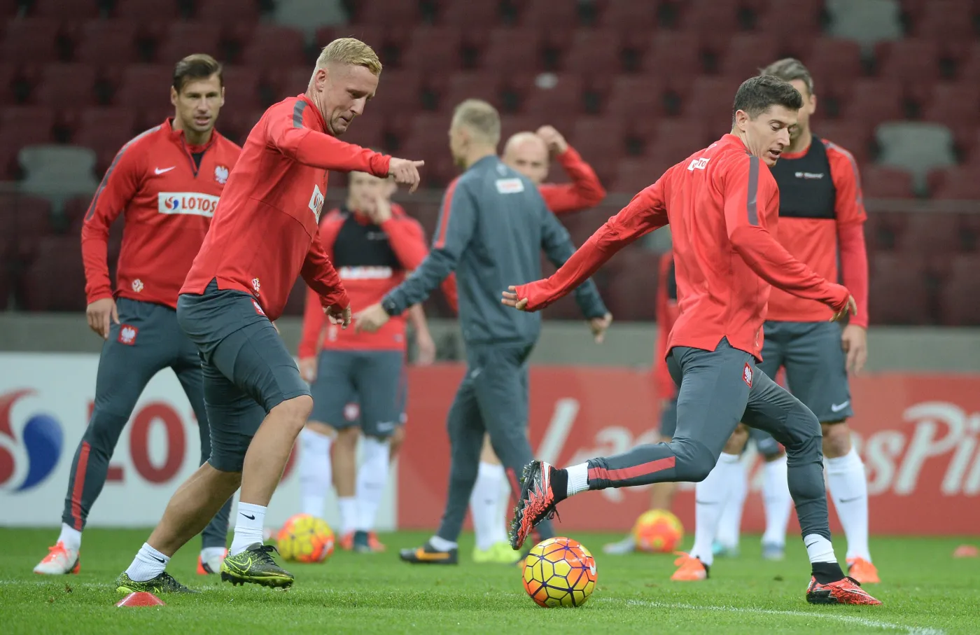 Robert Lewandowski (P) i Kamil Glik (L) podczas treningu reprezentacji Polski w Warszawie, przed wyjazdowym, eliminacyjnym meczem piłkarskich mistrzostw Europy 2016 ze Szkocją w Glasgow