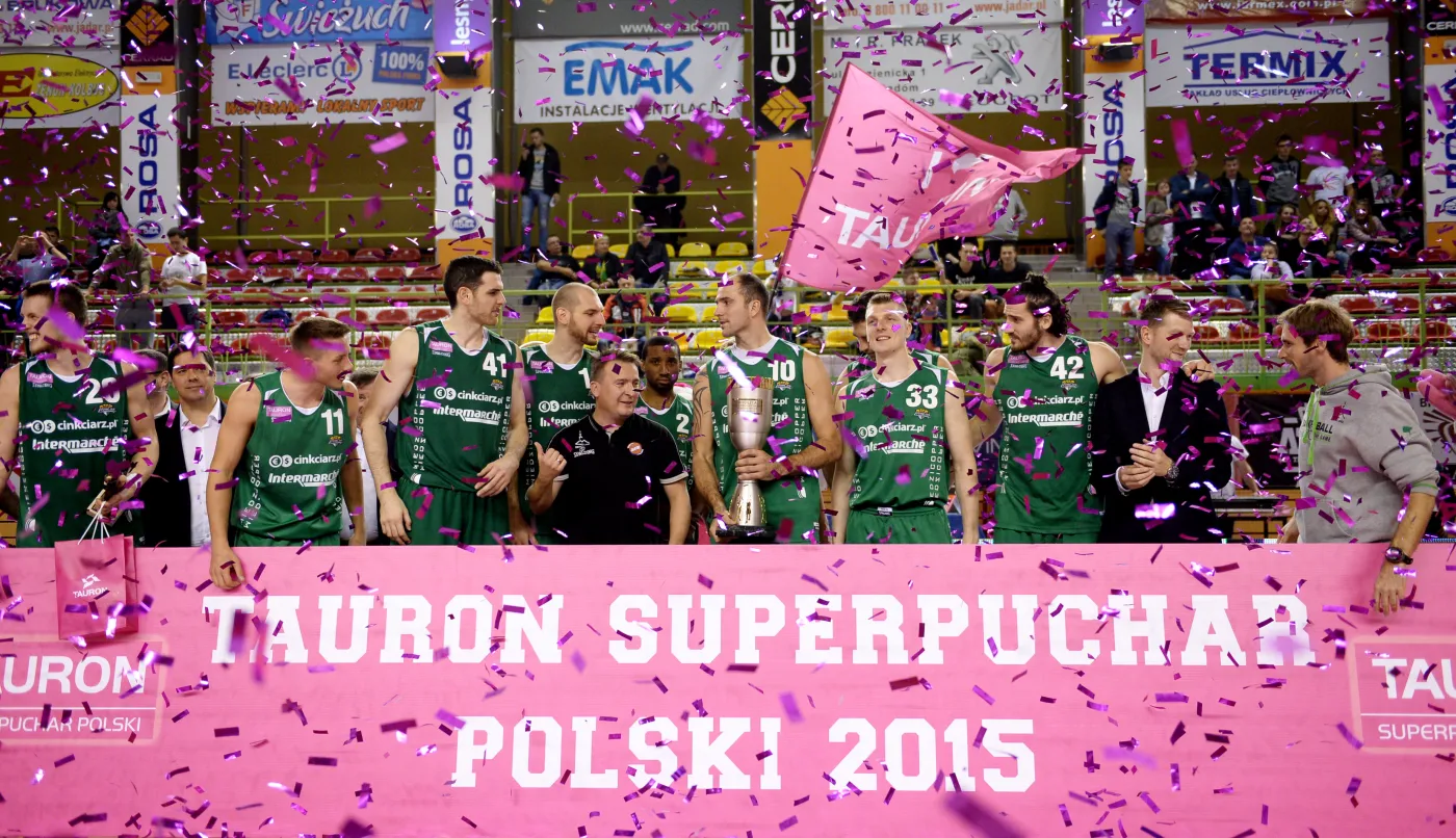 Drużyna Stelmetu Zielona Góra z trofeum po wygranej z Rosą Radom w meczu o Superpuchar Polski w koszykówkce mężczyzn