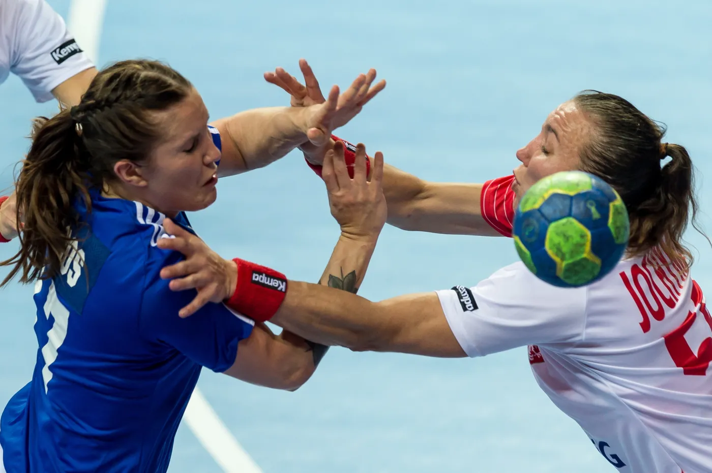 Agnieszka Jochymek (P) walczy o piłkę z Alexandrą Roos (L) z Finalndii podczas meczu drugiej fazy eliminacji Mistrzostw Europy 2016 w piłce ręcznej kobiet