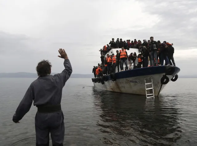 Dramatyczny poród na pełnym morzu, w łodzi pełnej uchodźców