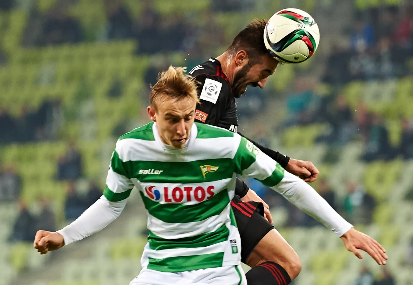 Adam Buksa (front) z miejscowej Lechii i Paweł Widanow (z tyłu) z Górnika Zabrze