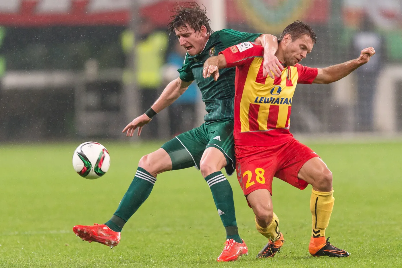 Jacek Kiełb (L) z miejscowego Śląska i VVladislavs Gabovs (P) z Korony Kielce