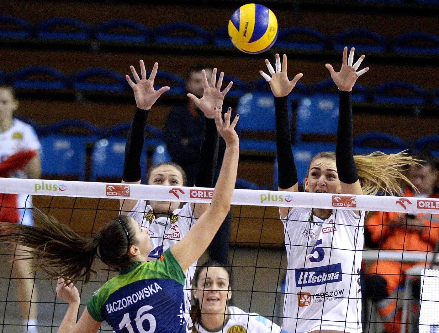 Magdalena Hawryła (P) i Joanna Kapturska (L, po drugiej stronie siatki) z miejscowego Developresu SkyRes oraz Klaudia Kaczorowska (front) z PGE Atomu Trefla Sopot w meczu ekstraklasy siatkarek, rozegrznym w Rzeszowie