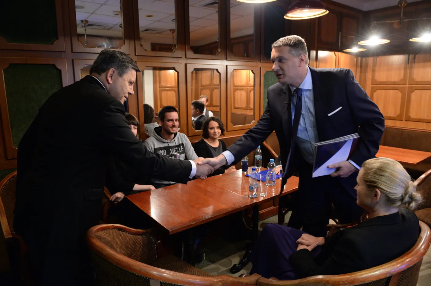 Prezes PSL, wicepremier Janusz Piechociński, reprezentujący partię KORWiN Przemysław Wipler, liderka Zjednoczonej Lewicy Barbara Nowacka oraz przedstawiciele partii Razem w siedzibie Telewizji Polskiej przed programem "Tomasz Lis na żywo"