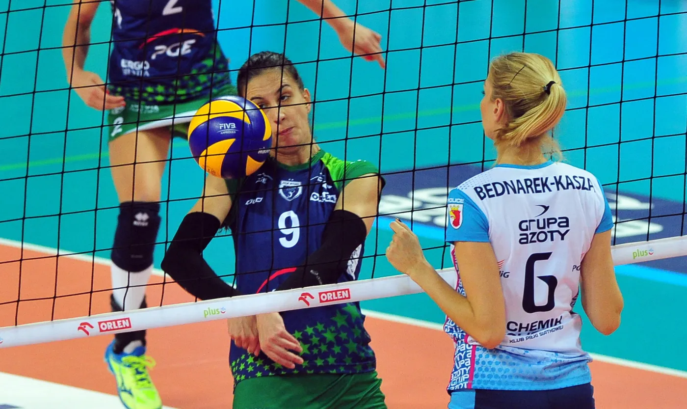 Agnieszka Bednarek-Kasza (P) z Chemika Police i Danica Radenković (L) z PGE Atomu Trefl Sopot podczas meczu Orlen Ligi siatkarek