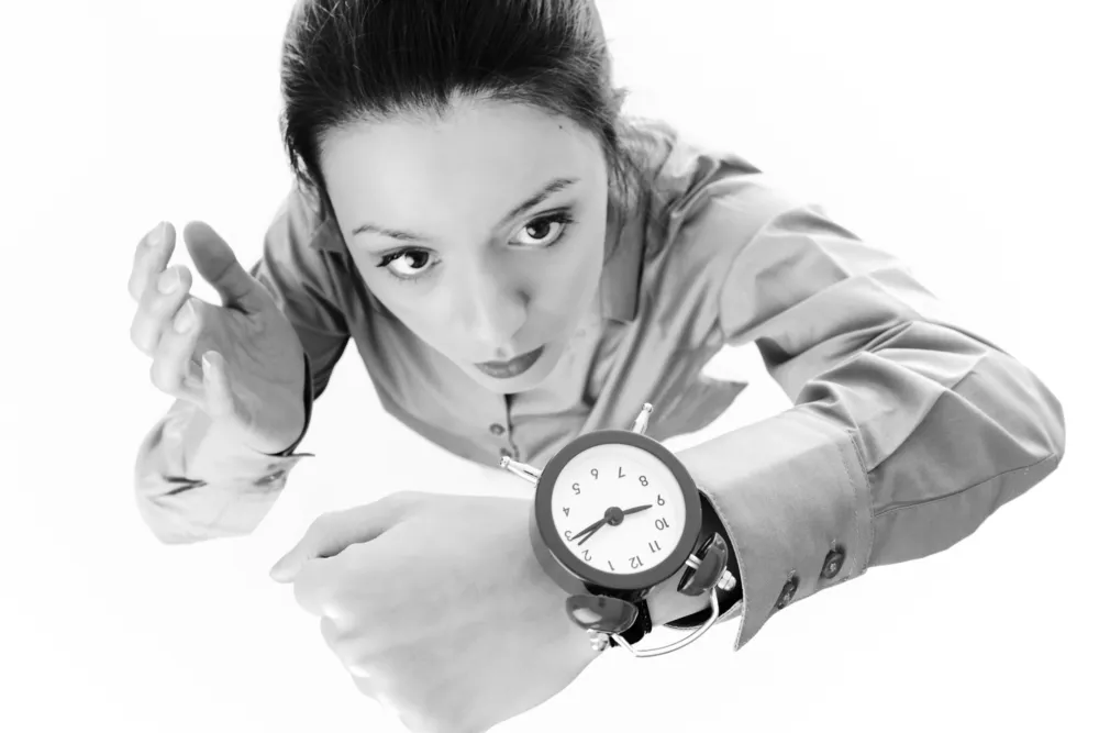 Kobieta z zegarkiem na ręce