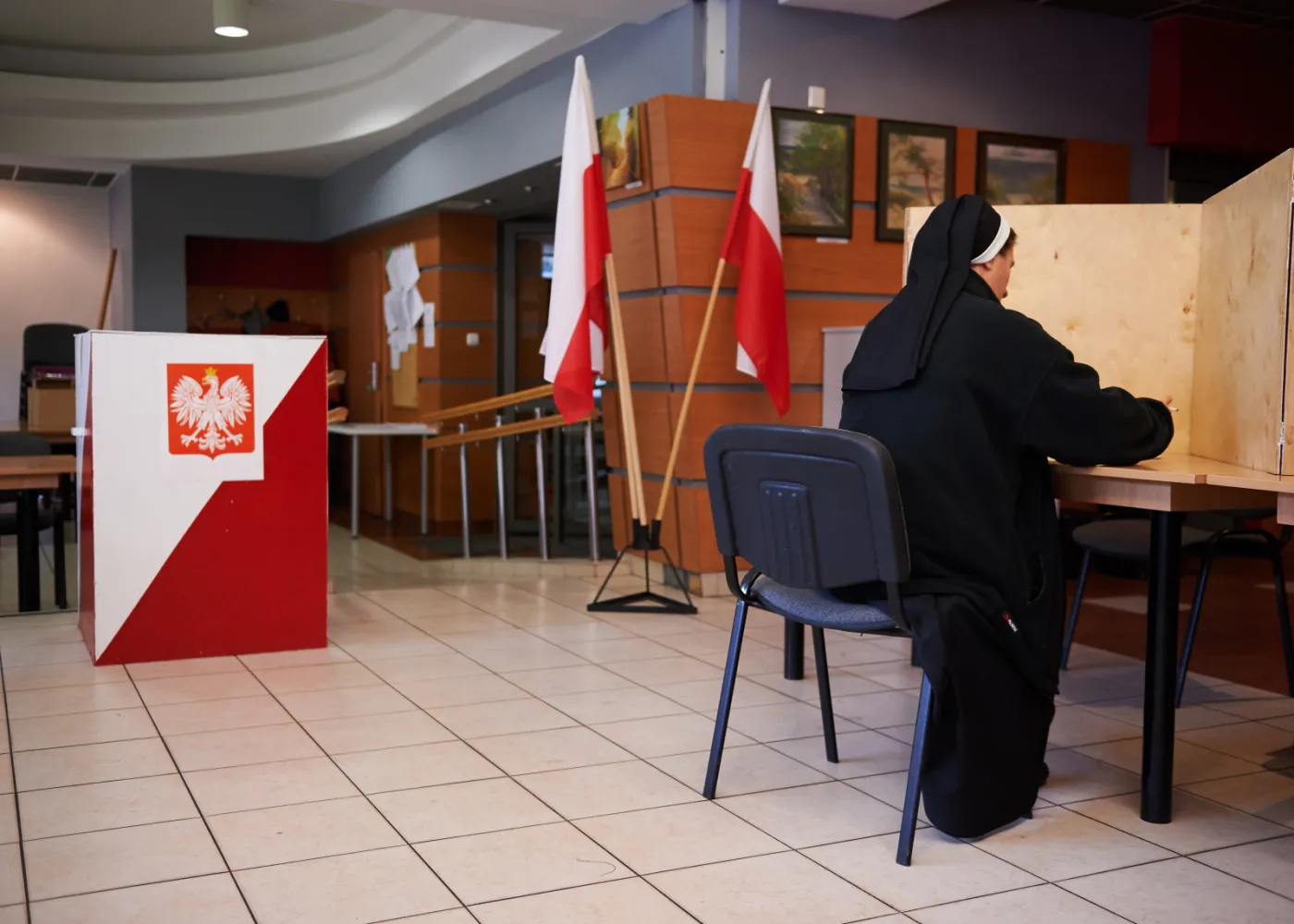 Głosowanie w lokalu wyborczym w Gdańsku