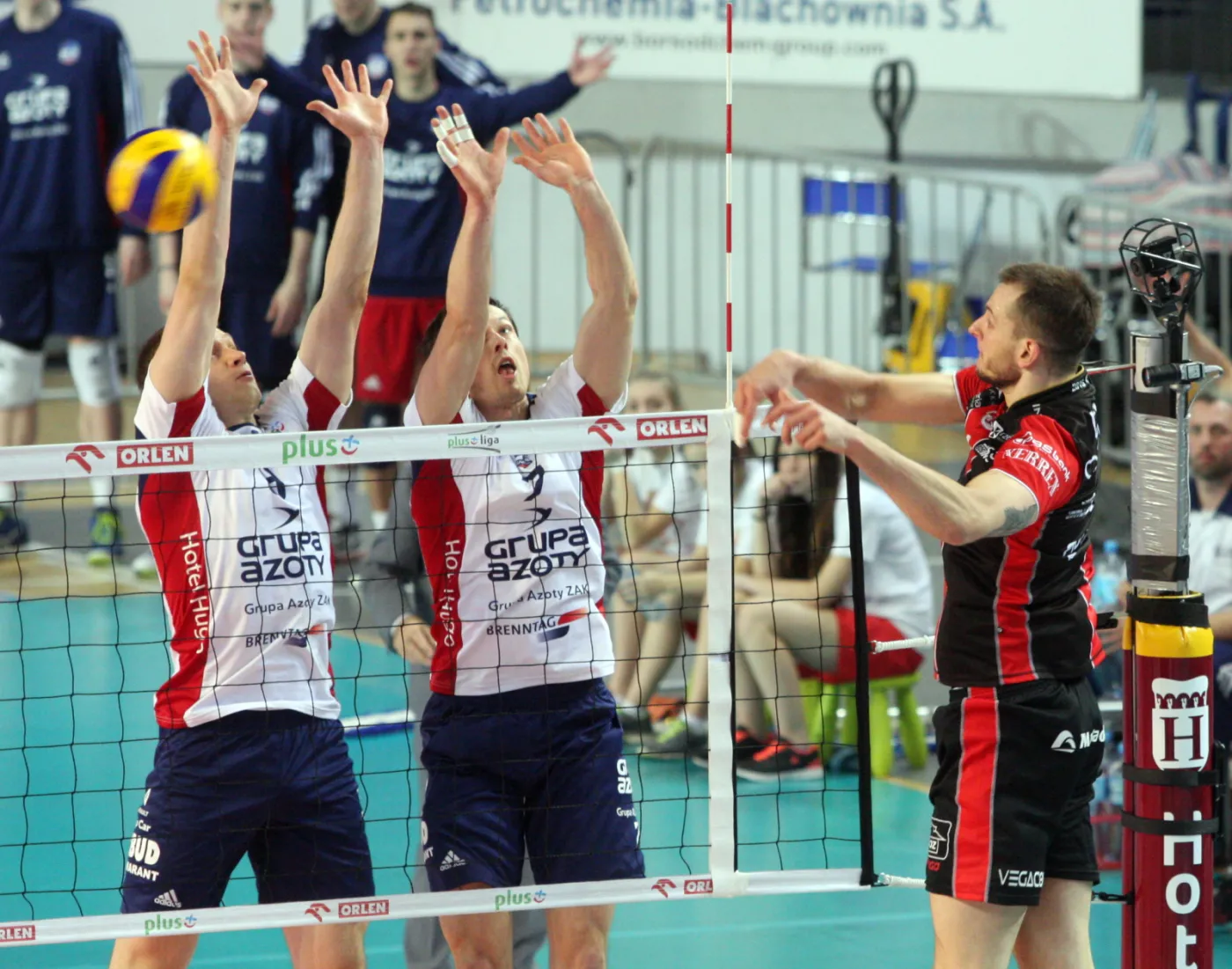 Łukasz Wiśniewski (L) i Rafał Buszek (C) z ZAKSA Kędzierzyn-Koźle blokują po ataku Bartosza Kurka (P) z Asseco Resovii Rzeszów podczas meczu PlusLigi 