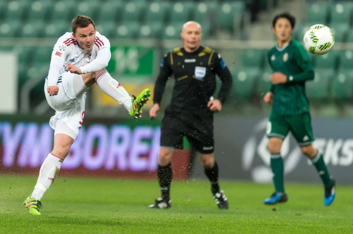 Aleksander Kwiek (L) z Górnika Zabrze strzela na bramkę Śląska Wrocław