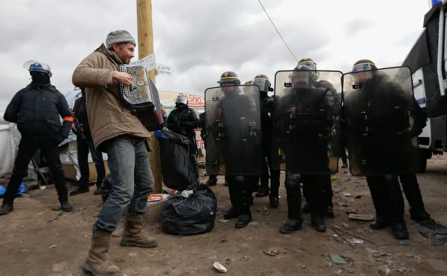 Francja: Starcia w czasie ewakuacji obozu dla uchodźców pod Calais