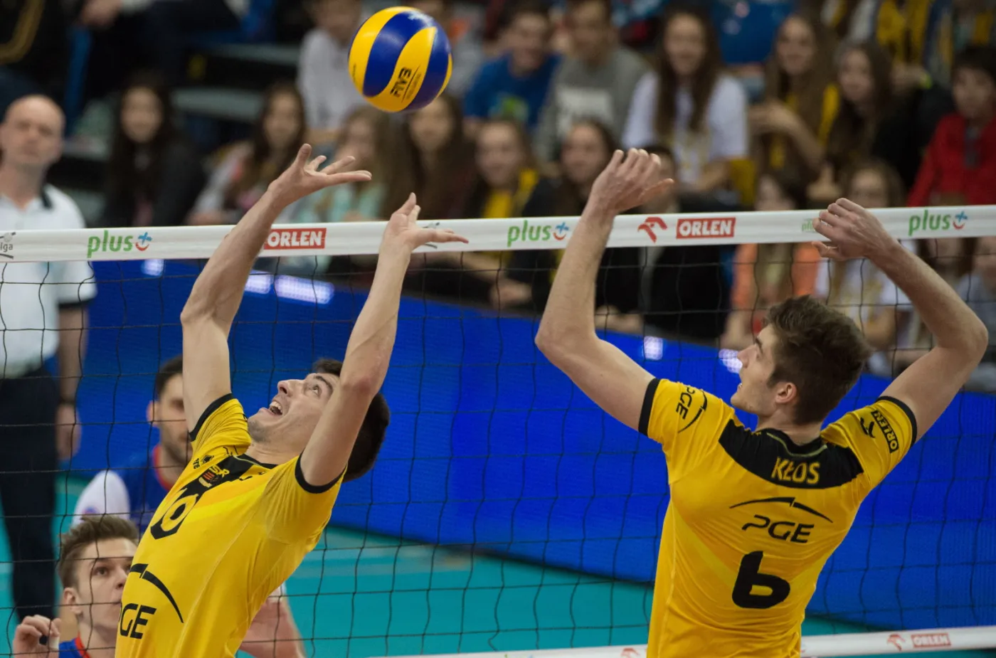 Zawodnicy PGE Skry Bełchatów Nicolas Uriarte (L) i Karol Kłos (P) 