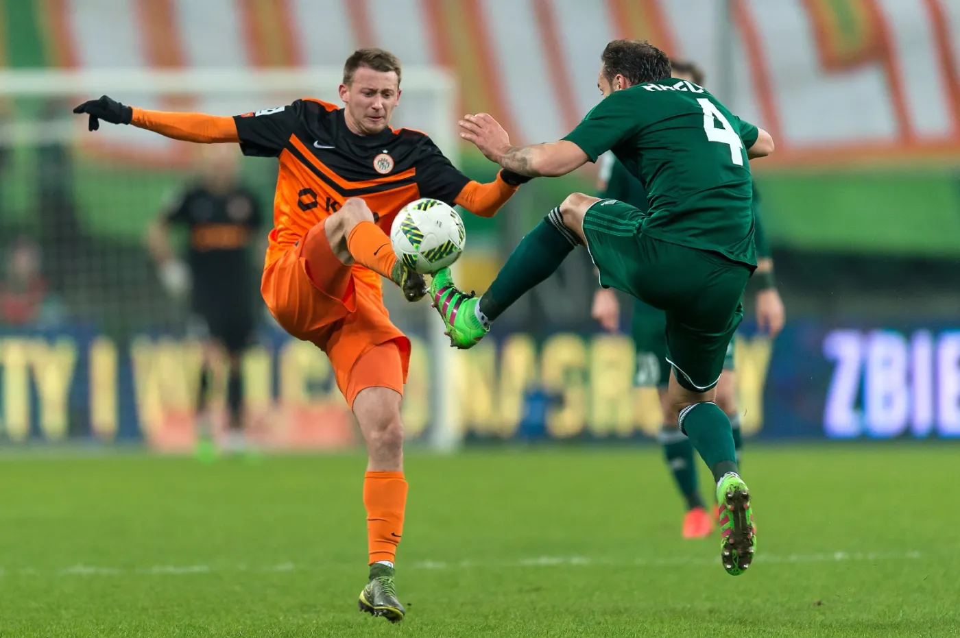 Zawodnik Śląska Wrocław Tom Hateley(P) walczy o piłkę z Jarosławem Kubickim (L) z KGHM Zagłębie Lubin podczas meczu polskiej Ekstraklasy