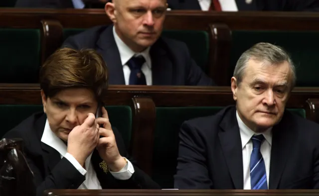 Rząd rozmywa obietnice złożone w kampanii: obniżenie wieku emerytalnego, przewalutowanie...