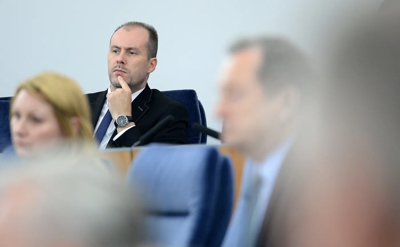 O kilka słów za dużo? Wiceminister finansów podpadł, premier Szydło go odwołała