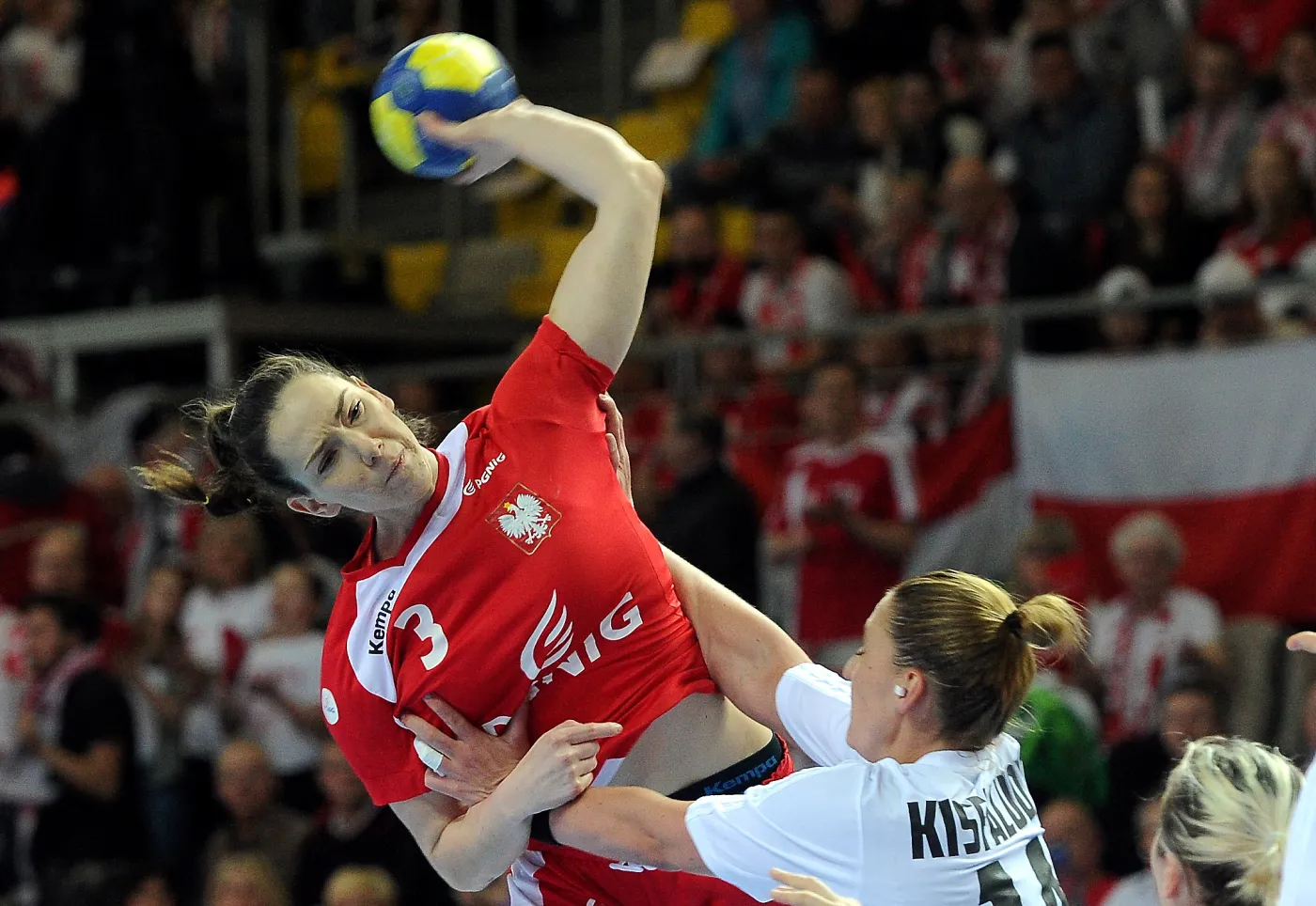 Monika Kobylińska (L) blokowana przez Węgierkę Anett Kisfaludy (P) podczas meczu eliminacyjnego mistrzostw Europy piłkarek ręcznych