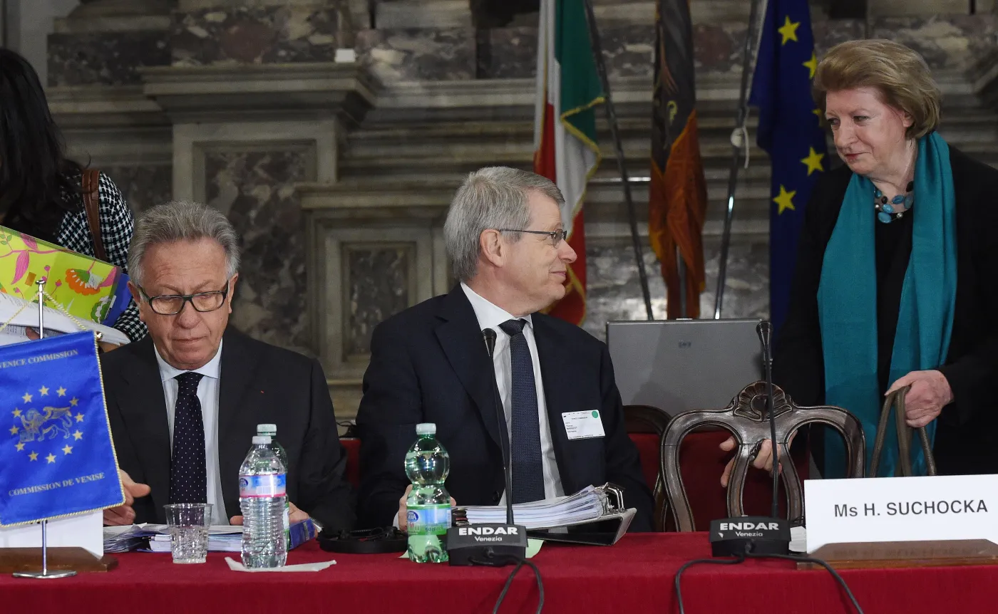Przewodniczący komisji Gianni Buquicchio, sekretarz Thomas Market i pierwsza wiceprzewodnicząca Komisji Hanna Suchocka