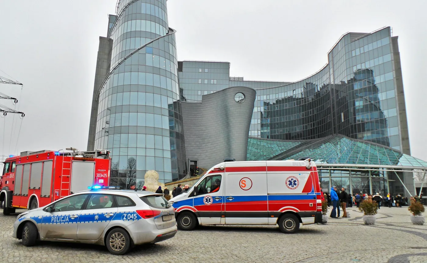 Straż pożarna przed budynkiem TVP