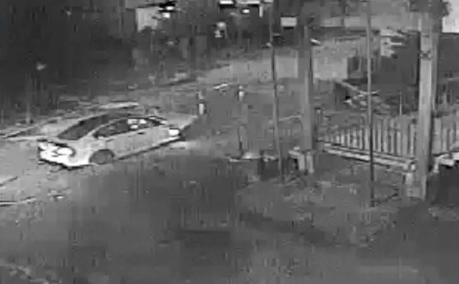 Pręt nieomal przebił mu głowę. Pijany kierowca cudem uniknął śmierci, ale nie policji