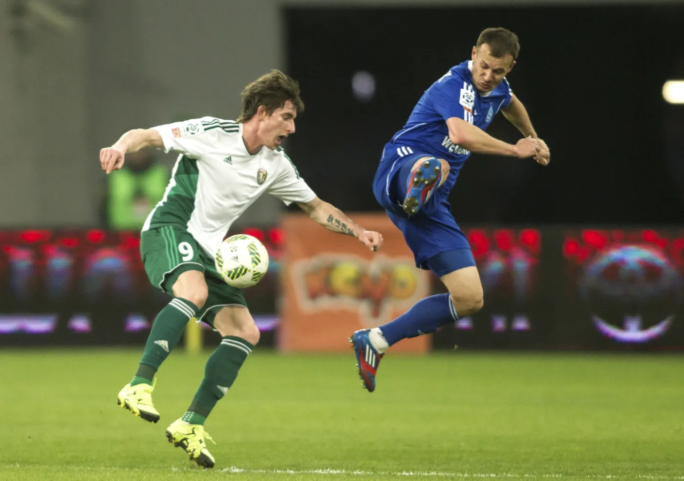 Zawodnik Śląska Wrocław Jacek Kiełb (L) walczy o piłkę z Markiem Zieńczukiem (P) z Ruchu Chorzów podczas meczu polskiej Ekstraklasy