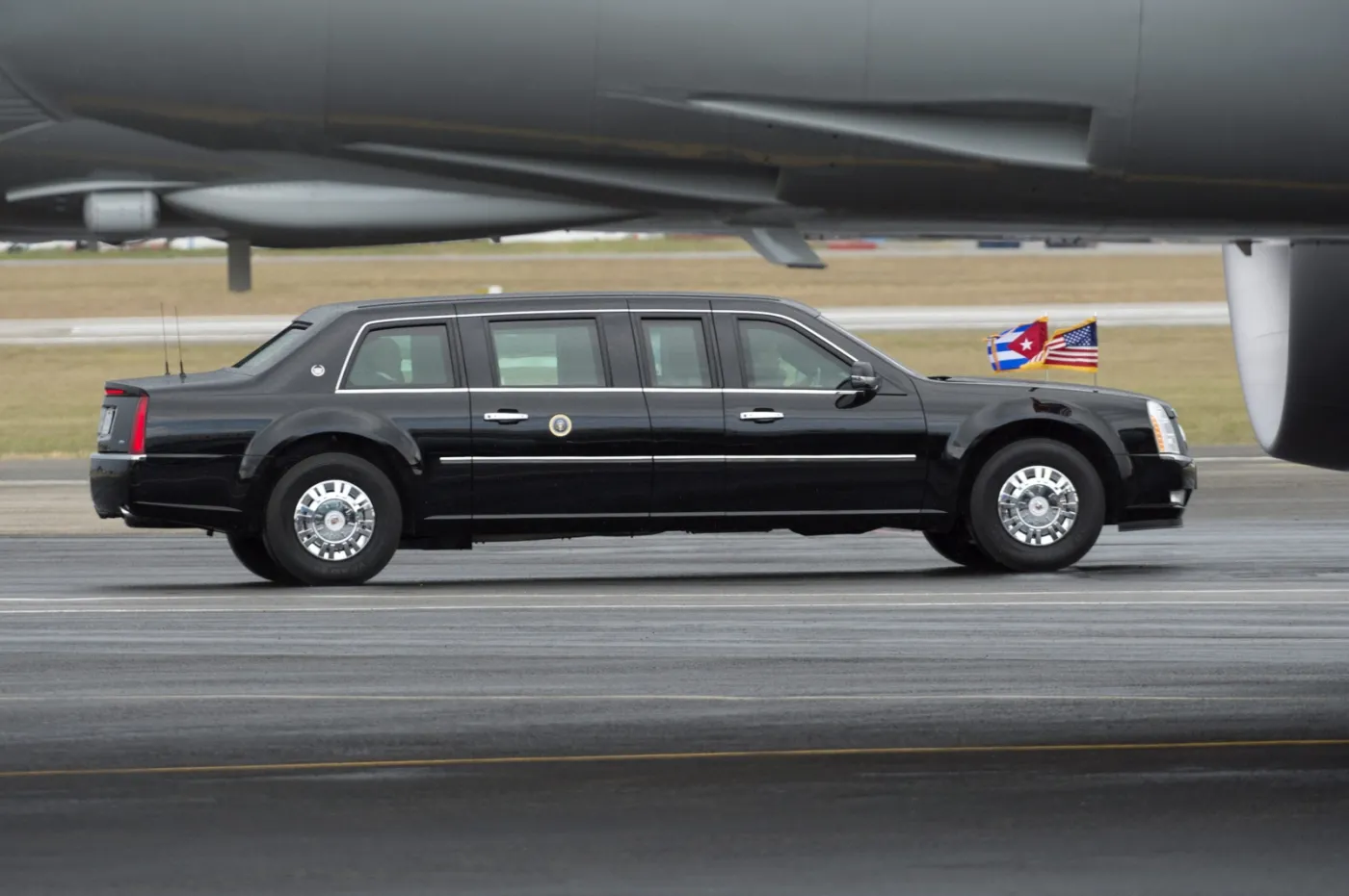 8858215-limuzyna-prezydenta-wyjezdza.jpg