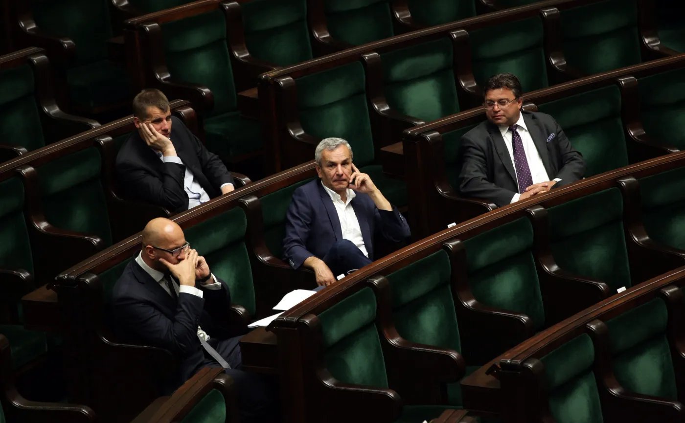 Andrzej Biernat (w środku) na sali sejmowej