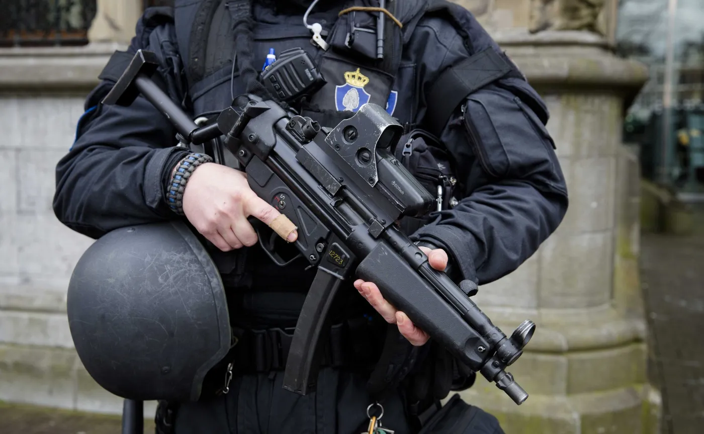 Policjant w Hadze, w Holandii, po brukselskich zamachach