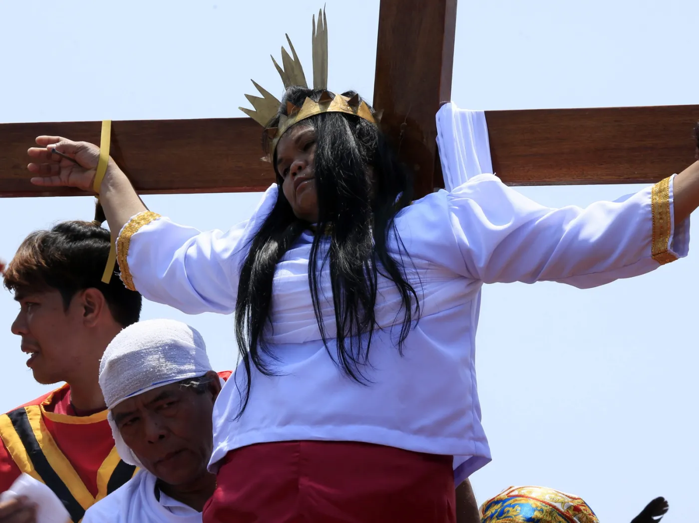 Filipińscy pokutnicy dali się przybić do krzyży w Wielki Piątek [ZDJĘCIA]