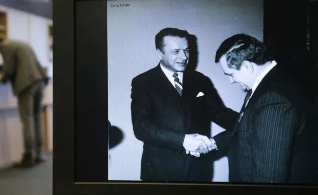 IPN ujawnia ZDJĘCIA z szafy Kiszczaka. A tam Wałęsa, Kaczyński, Kuroń...