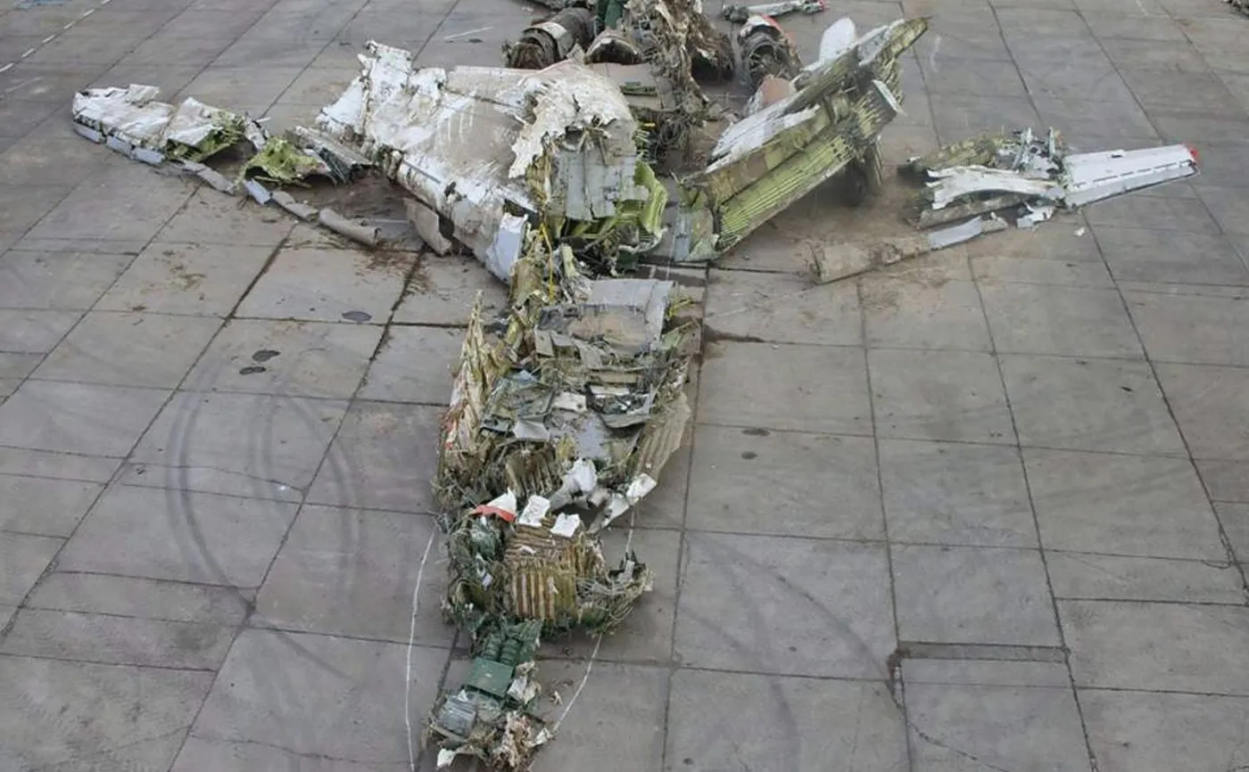 Na zdjęciu archiwalnym z 2010 r., udostępnionym przez Międzypaństwowy Komitet Lotniczy (MAK), wrak prezydenckiego samolotu Tu-154M ułożony na lotnisku wojskowym Siewiernyj w Smoleńsku