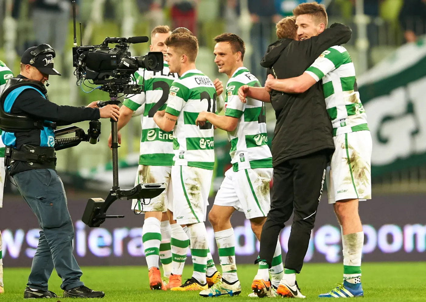 Piłkarze Lechii Gdańsk cieszą się ze zwycięstwa po meczu ostatniej kolejki rundy zasadniczej polskiej Ekstraklasy z Ruchem Chorzów