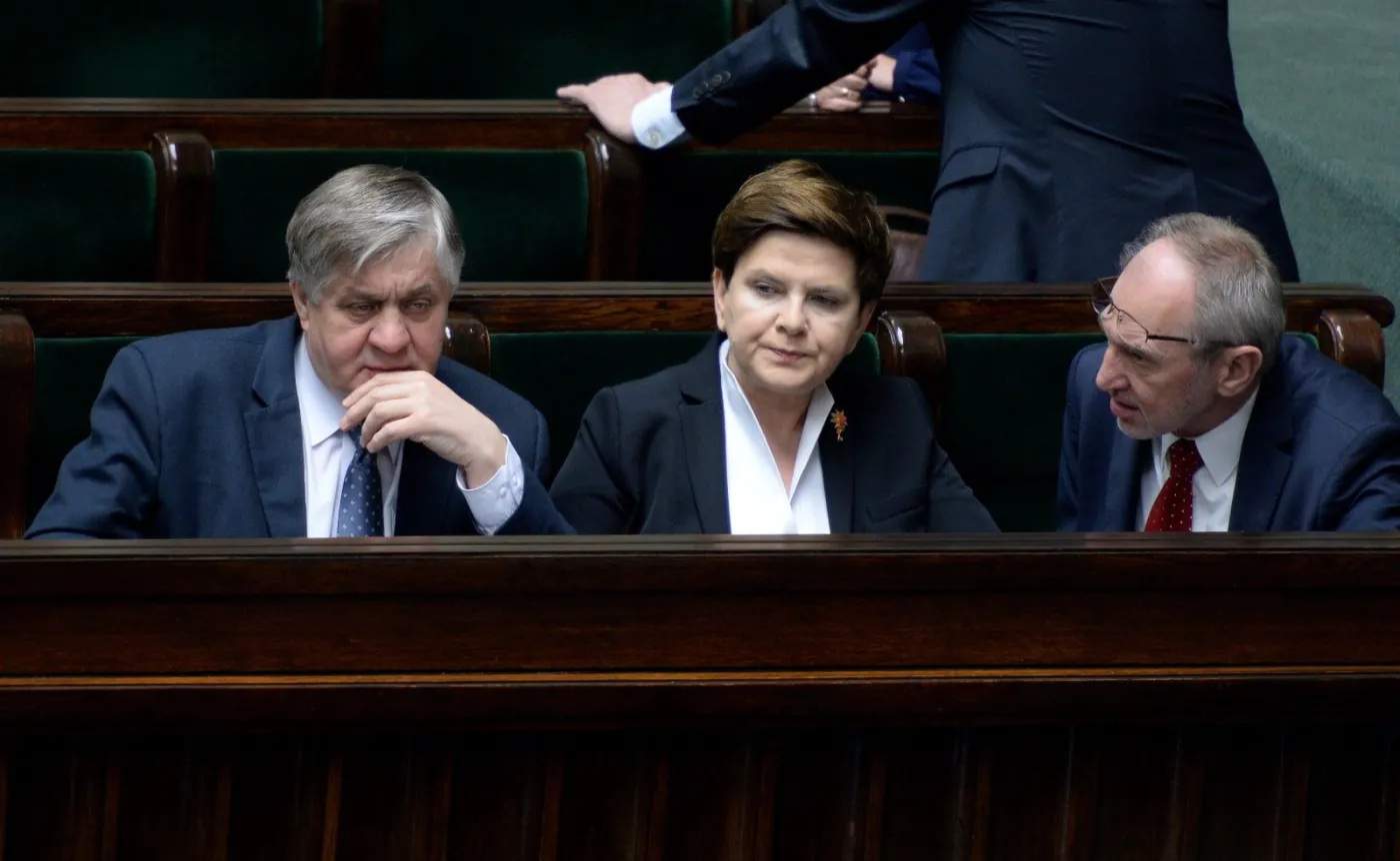 Premier Beata Szydło (w środku) w ławach rządowych w Sejmie