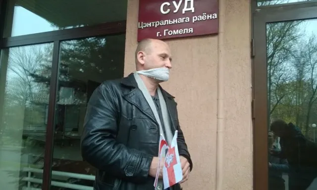 Białoruski dziennikarz zaszył sobie usta w proteście przeciw represjom [WIDEO]