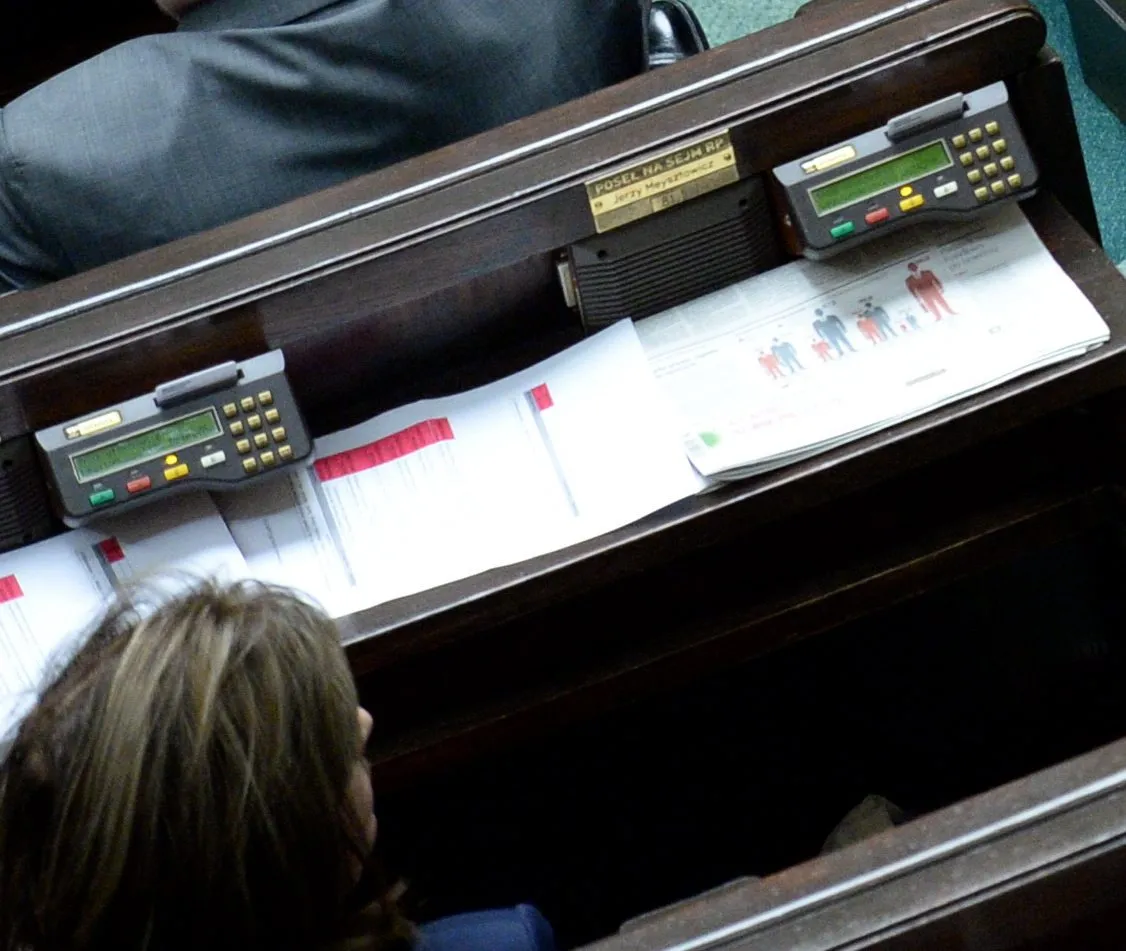 Posłanka Kukiz'15 Małgorzata Zwiercan w ławach poselskich, w trakcie głosowania na nowego sędziego TK