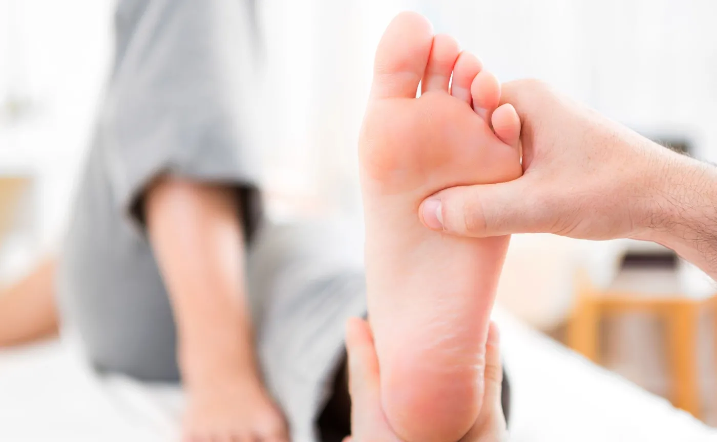 Lekarz ogląda stopę pacjenta