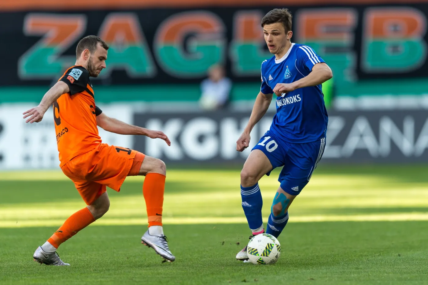 Zawodnik KGHM Zagłębia Lubin Filip Starzyński (L) i Patryk Lipski (P) z Ruchu Chorzów, podczas meczu Ekstraklasy 