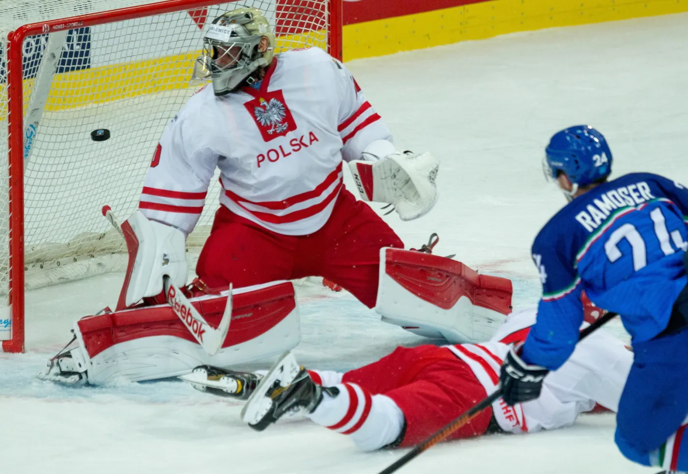 Przemysław Odrobny (L) i Włoch Joachim Ramoser (P), podczas meczu Mistrzostw Świata Dywizji 1A w hokeju na lodzie
