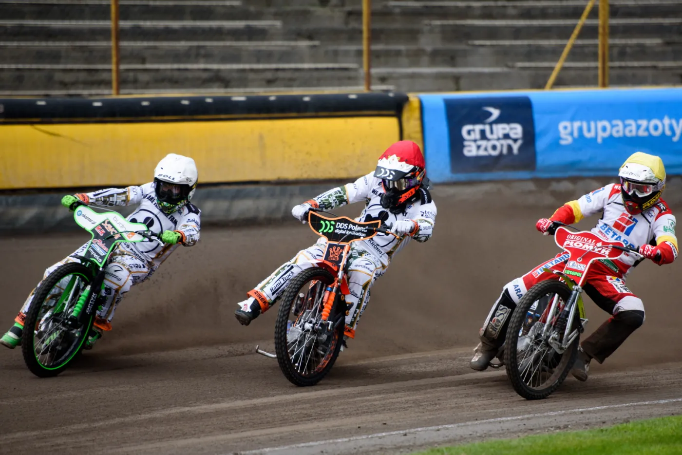 W jednym z biegów jadą: Patryk Dudek (kask biały), Krystian Pieszczek (kask czerwony) i Tomasz Jędrzejak (kask żółty) podczas finału żużlowego Złotego Kasku, rozgrywanego na torze w Tarnowie