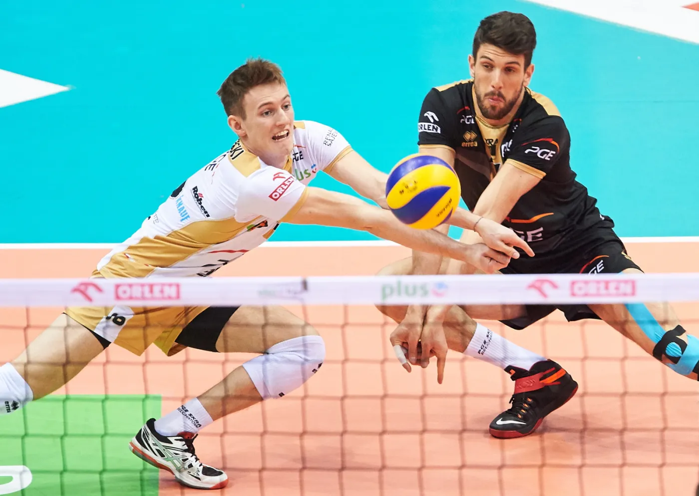 Zawodnicy PGE Skry Bełchatów Kacper Piechocki (L) i Facundo Conte (P) podczas trzeciego meczu o 3. miejsca Ekstraklasy siatkarzy z Lotosem Trefl Gdańsk