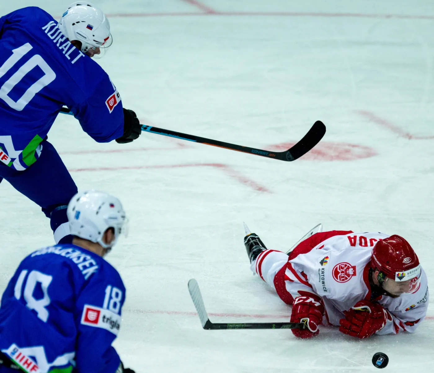 Patryk Wajda (P) i Anze Kuralt (L) ze Słowenii, podczas meczu Mistrzostw Świata Dywizji 1A w hokeju na lodzie, rozgrywanych w katowckim Spodku