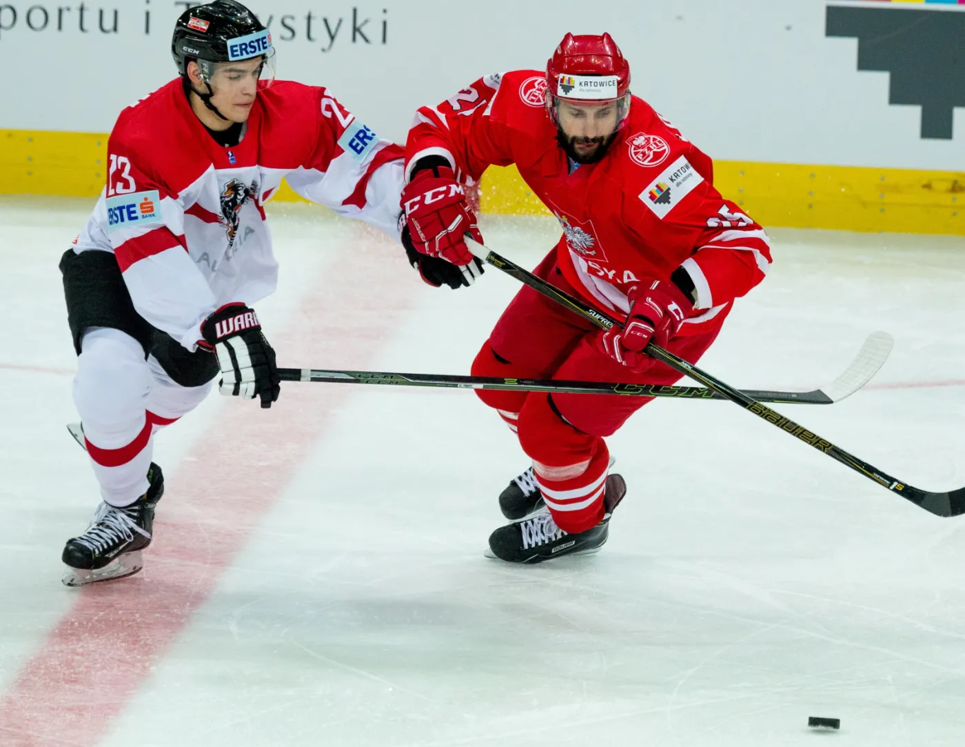 Mikołaj Łopuski (P) i Austriak Lukas Haudum (L) podczas meczu Mistrzostw Świata Dywizji 1A w hokeju na lodzie, rozgrywanych w katowckim Spodku