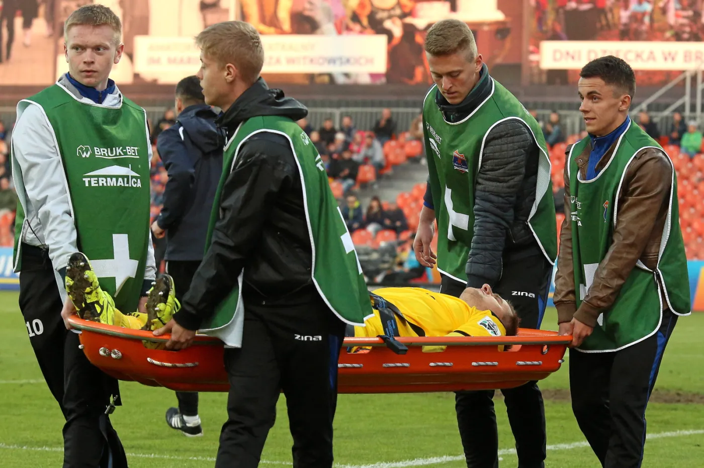 Kontuzjowany bramkarz Górnika Łęczna Sergiusz Prusak opuszcza boisko na noszach podczas meczu grupy spadkowej polskiej Ekstraklasy piłkarskiej z Termaliką Bruk-Bet Nieciecza